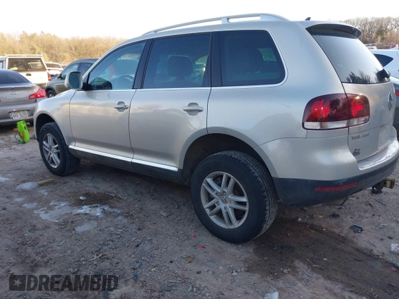 2008 Volkswagen Touareg V6 z VIN WVGBE77LX8D027323, wystawiony jako IAAI lot #41240460 z przebiegiem 140 330 mil mil oraz . Historia ofert i sprzedaży dostępna na DreamBid. Obrazek 3.