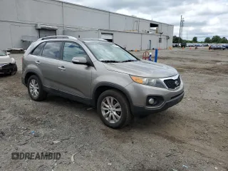 2011 Kia Sorento EX z VIN 5XYKU4A25BG002005, wystawiony jako Copart lot #56504425 z przebiegiem 192 744 mil mil oraz Szkoda całkowita • Salvage title. Historia ofert i sprzedaży dostępna na DreamBid. Obrazek 4.