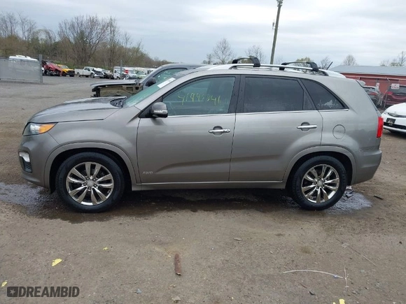 2013 Kia Sorento SX with VIN 5XYKWDA28DG353133, listed as a IAAI auction lot 41995341 with 184,297 mi miles. Bid and sale history available at carsss.com. Image 14.