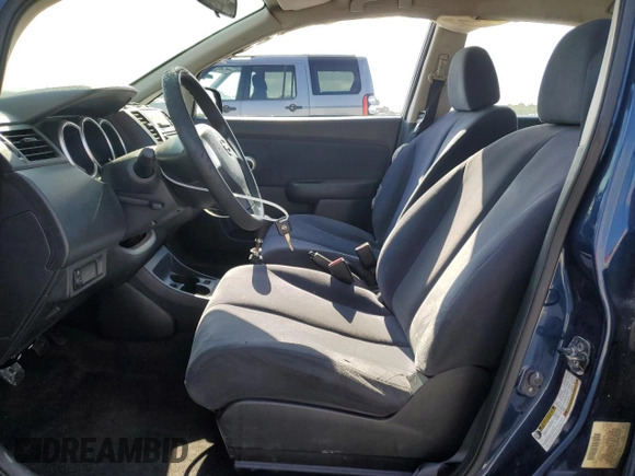 2009 Nissan Versa 1.6 z VIN 3N1CC11E49L499117, wystawiony jako Copart lot #56486285 z przebiegiem 129 114 mil mil oraz Szkoda całkowita • Salvage title. Historia ofert i sprzedaży dostępna na DreamBid. Obrazek 7.