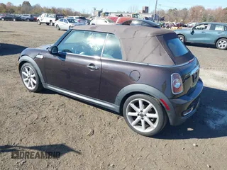 2013 MINI Convertible S z VIN WMWZP3C56DT705074, wystawiony jako IAAI lot #40762024 z przebiegiem 57 685 mil mil oraz . Historia ofert i sprzedaży dostępna na DreamBid. Obrazek 3.