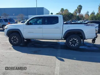 2016 Toyota Tacoma SR5 z VIN 3TMAZ5CN5GM014661, wystawiony jako IAAI lot #41337963 z przebiegiem 26 175 mil mil oraz . Historia ofert i sprzedaży dostępna na DreamBid. Obrazek 15.