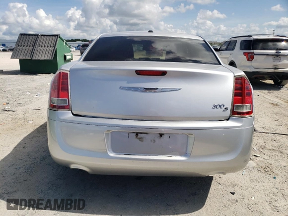 2012 Chrysler 300 S z VIN 2C3CCABG2CH140432, wystawiony jako Copart lot #60916765 z przebiegiem 170 042 mil mil oraz Czysty tytuł • Clean title. Historia ofert i sprzedaży dostępna na DreamBid. Obrazek 6.