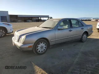 1998 Mercedes-Benz E 320 z VIN WDBJF65F1WA455380, wystawiony jako Copart lot #48215335 z przebiegiem Nie podano mil oraz Czysty tytuł • Clean title. Historia ofert i sprzedaży dostępna na DreamBid. Obrazek 1.