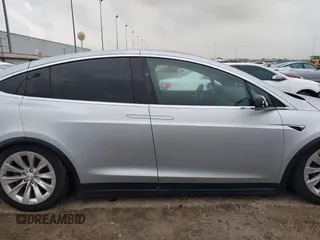 2017 Tesla Model X 90D z VIN 5YJXCDE23HF067843, wystawiony jako IAAI lot #42347649 z przebiegiem Nie podano mil oraz . Historia ofert i sprzedaży dostępna na DreamBid. Obrazek 12.