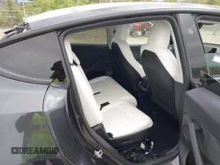 2025 Tesla Model Y Long Range z VIN 7SAYGAEE3SF264491, wystawiony jako IAAI lot #42292489 z przebiegiem 3 543 mil mil oraz . Historia ofert i sprzedaży dostępna na DreamBid. Obrazek 8.