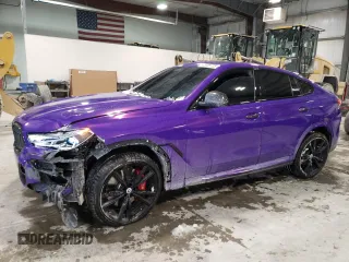 2022 BMW X6 M50i z VIN 5UXCY8C07N9K85135, wystawiony jako Copart lot #45385725 z przebiegiem 57 106 mil mil oraz Szkody całkowita. Historia ofert i sprzedaży dostępna na DreamBid. Obrazek 1.