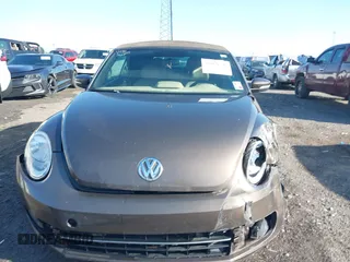 2015 Volkswagen Beetle z VIN 3VW5A7AT8FM818972, wystawiony jako IAAI lot #41966746 z przebiegiem 144 699 mil mil oraz . Historia ofert i sprzedaży dostępna na DreamBid. Obrazek 12.