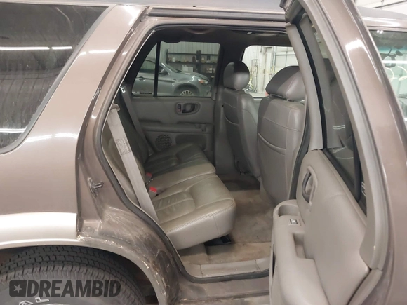 2001 Oldsmobile Bravada z VIN 1GHDT13W812133670, wystawiony jako IAAI lot #42224085 z przebiegiem 159 995 mil mil oraz . Historia ofert i sprzedaży dostępna na DreamBid. Obrazek 8.