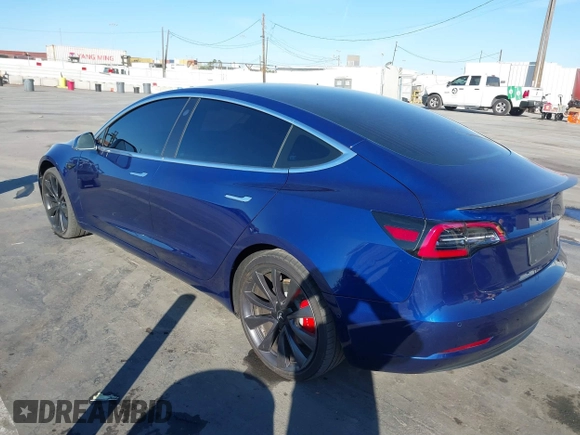 2020 Tesla Model 3 Performance z VIN 5YJ3E1ECXLF641945, wystawiony jako IAAI lot #41337826 z przebiegiem 53 336 mil mil oraz . Historia ofert i sprzedaży dostępna na DreamBid. Obrazek 3.