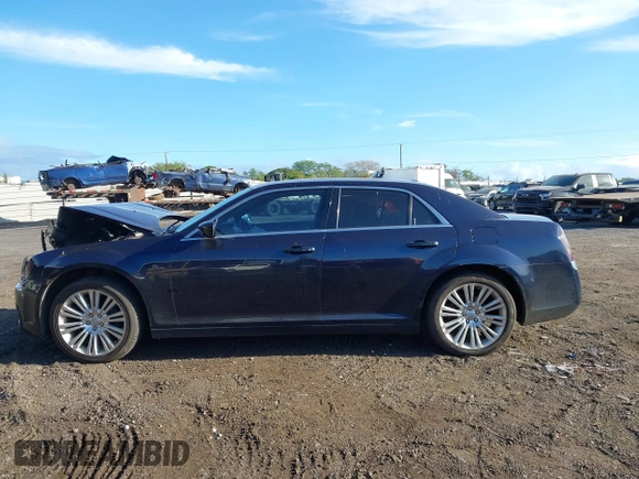 2011 Chrysler 300 Limited z VIN 2C3CA5CG3BH573543, wystawiony jako IAAI lot #41862364 z przebiegiem 165 573 mil mil oraz . Historia ofert i sprzedaży dostępna na DreamBid. Obrazek 14.