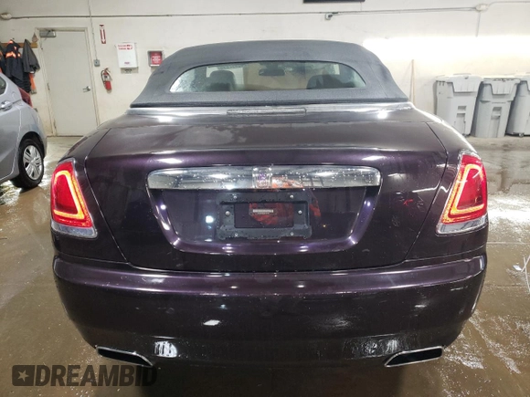 2018 Rolls-Royce Dawn z VIN SCA666D56JU107749, wystawiony jako Copart lot #46992895 z przebiegiem 15 379 mil mil oraz Czysty tytuł • Clean title. Historia ofert i sprzedaży dostępna na DreamBid. Obrazek 6.