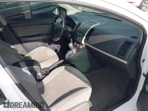2012 Nissan Sentra 2.0 z VIN 3N1AB6AP0CL701340, wystawiony jako IAAI lot #42094800 z przebiegiem 189 128 mil mil oraz . Historia ofert i sprzedaży dostępna na DreamBid. Obrazek 5.