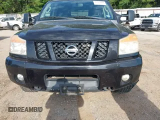 2011 Nissan Titan SL z VIN 1N6AA0EC4BN317674, wystawiony jako IAAI lot #42523569 z przebiegiem 208 045 mil mil oraz . Historia ofert i sprzedaży dostępna na DreamBid. Obrazek 6.