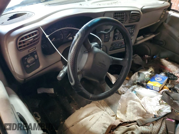 2002 GMC Sonoma SL z VIN 1GTCS145528194662, wystawiony jako Copart lot #72510924 z przebiegiem Nie podano mil oraz Szkody całkowita. Historia ofert i sprzedaży dostępna na DreamBid. Obrazek 8.