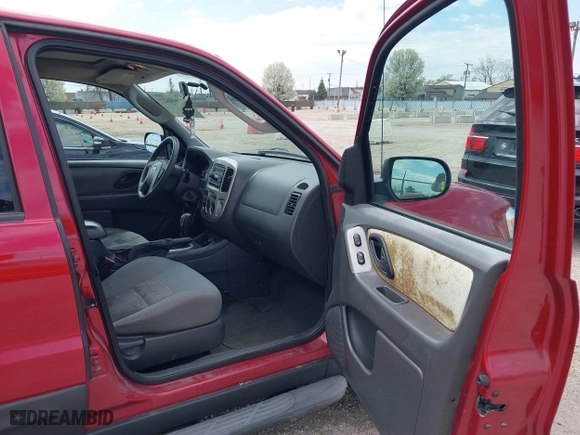 2006 Ford Escape XLT with VIN 1FMYU931X6KA24055, listed as a IAAI auction lot 42098827 with 175,261 mi miles. Bid and sale history available at carsss.com. Image 5.