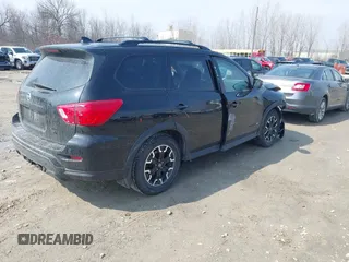 2019 Nissan Pathfinder S z VIN 5N1DR2MM8KC637926, wystawiony jako IAAI lot #41903395 z przebiegiem 84 436 mil mil oraz . Historia ofert i sprzedaży dostępna na DreamBid. Obrazek 4.
