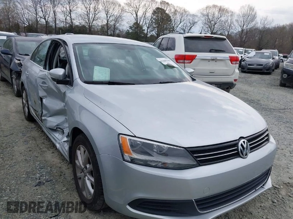 2013 Volkswagen Jetta Sedan SE with VIN 3VWDP7AJ3DM211027, listed as a IAAI auction lot 41849198 with 125,624 mi miles. Bid and sale history available at carsss.com. Image 1.