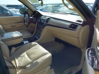 2008 Cadillac Escalade z VIN 1GYFK63818R272860, wystawiony jako IAAI lot #42250157 z przebiegiem 211 457 mil mil oraz . Historia ofert i sprzedaży dostępna na DreamBid. Obrazek 5.