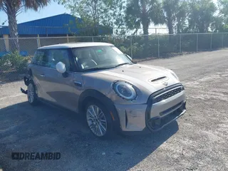 2023 MINI Hardtop Cooper S z VIN WMW53DH09P2T51901, wystawiony jako IAAI lot #42108680 z przebiegiem 14 311 mil mil oraz . Historia ofert i sprzedaży dostępna na DreamBid. Obrazek 1.
