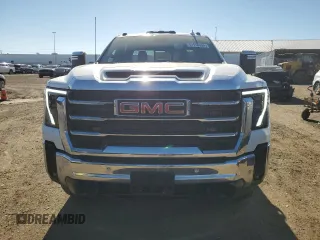 2024 GMC Sierra 3500HD SLT z VIN 1GT49UEY9RF105532, wystawiony jako Copart lot #61956334 z przebiegiem 12 996 mil mil oraz Tytuł czysty. Historia ofert i sprzedaży dostępna na DreamBid. Obrazek 5.