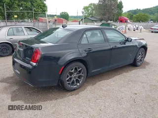 2015 Chrysler 300 S z VIN 2C3CCAGG1FH923044, wystawiony jako IAAI lot #42284945 z przebiegiem 132 681 mil mil oraz . Historia ofert i sprzedaży dostępna na DreamBid. Obrazek 4.
