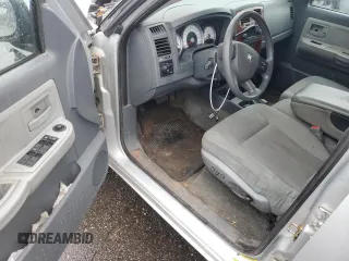 2005 Dodge Dakota SLT z VIN 1D7HW48N45S253901, wystawiony jako Copart lot #59167695 z przebiegiem 134 353 mil mil oraz Czysty tytuł • Clean title. Historia ofert i sprzedaży dostępna na DreamBid. Obrazek 8.