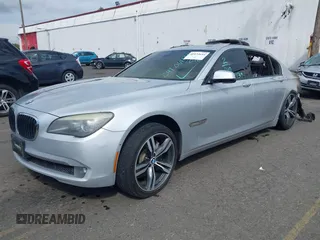 2009 BMW 7 Series 750Li z VIN WBAKB83569CY58462, wystawiony jako IAAI lot #40134644 z przebiegiem Nie podano mil oraz . Historia ofert i sprzedaży dostępna na DreamBid. Obrazek 2.