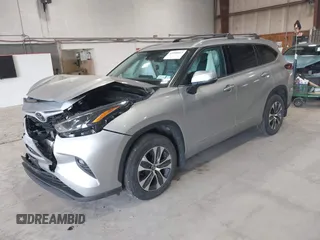 2022 Toyota Highlander XLE z VIN 5TDHZRBH3NS579974, wystawiony jako IAAI lot #41898015 z przebiegiem 46 005 mil mil oraz . Historia ofert i sprzedaży dostępna na DreamBid. Obrazek 2.
