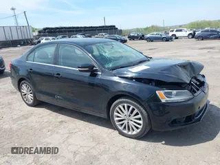 2014 Volkswagen Jetta SE z VIN 3VWD17AJXEM393683, wystawiony jako IAAI lot #42149528 z przebiegiem Nie podano mil oraz . Historia ofert i sprzedaży dostępna na DreamBid. Obrazek 1.