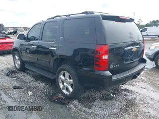 2014 Chevrolet Tahoe LS z VIN 1GNSCAE05ER128680, wystawiony jako IAAI lot #42388442 z przebiegiem 240 611 mil mil oraz . Historia ofert i sprzedaży dostępna na DreamBid. Obrazek 3.