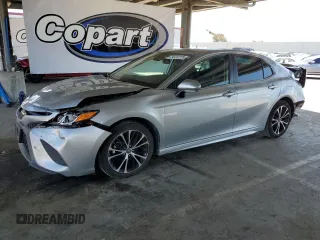 2020 Toyota Camry SE z VIN 4T1M11AK9LU868611, wystawiony jako Copart lot #56412725 z przebiegiem 70 328 mil mil oraz Szkoda całkowita • Salvage title. Historia ofert i sprzedaży dostępna na DreamBid. Obrazek 1.