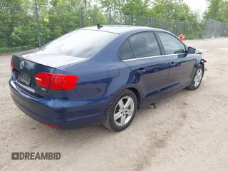 2014 Volkswagen Jetta TDI w/Premium/Nav z VIN 3VWLL7AJ8EM266890, wystawiony jako IAAI lot #42473906 z przebiegiem 146 306 mil mil oraz . Historia ofert i sprzedaży dostępna na DreamBid. Obrazek 4.