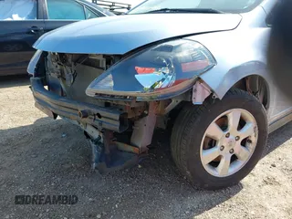 2009 Nissan Versa S z VIN 3N1BC13E29L404742, wystawiony jako IAAI lot #42394095 z przebiegiem 183 334 mil mil oraz . Historia ofert i sprzedaży dostępna na DreamBid. Obrazek 14.