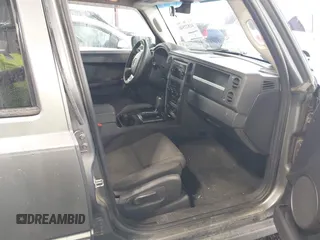 2008 Jeep Commander Sport z VIN 1J8HH48K08C167681, wystawiony jako IAAI lot #41822546 z przebiegiem 155 572 mil mil oraz . Historia ofert i sprzedaży dostępna na DreamBid. Obrazek 5.
