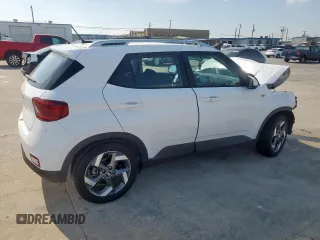 2025 Hyundai Venue SEL z VIN KMHRC8A37SU365434, wystawiony jako Copart lot #52650835 z przebiegiem 922 mil mil oraz Szkody całkowita. Historia ofert i sprzedaży dostępna na DreamBid. Obrazek 3.