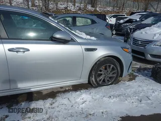 2019 Kia Optima LX z VIN 5XXGT4L3XKG294513, wystawiony jako IAAI lot #41345191 z przebiegiem 101 345 mil mil oraz . Historia ofert i sprzedaży dostępna na DreamBid. Obrazek 19.