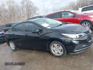 2017 Chevrolet Cruze LS z VIN 1G1BC5SM4H7270096, wystawiony jako IAAI lot #41237531 z przebiegiem 103 318 mil mil oraz . Historia ofert i sprzedaży dostępna na DreamBid. Obrazek 13.