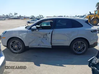 2024 Porsche Cayenne z VIN WP1AA2AY5RDA02624, wystawiony jako IAAI lot #42205528 z przebiegiem Nie podano mil oraz . Historia ofert i sprzedaży dostępna na DreamBid. Obrazek 13.