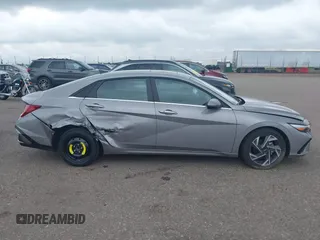 2025 Hyundai Elantra SEL Convenience z VIN KMHLS4DG4SU925278, wystawiony jako IAAI lot #42520321 z przebiegiem 13 936 mil mil oraz . Historia ofert i sprzedaży dostępna na DreamBid. Obrazek 13.