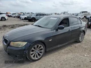 2011 BMW 3 Series 328i z VIN WBAPH7C50BE673834, wystawiony jako Copart lot #51879015 z przebiegiem 165 666 mil mil oraz Szkoda całkowita • Salvage title. Historia ofert i sprzedaży dostępna na DreamBid. Obrazek 1.