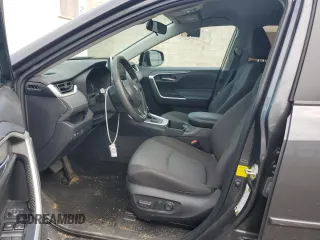 2023 Toyota RAV4 XLE z VIN 2T3P1RFV3PW329946, wystawiony jako Copart lot #63818595 z przebiegiem 45 428 mil mil oraz Szkoda całkowita • Salvage title. Historia ofert i sprzedaży dostępna na DreamBid. Obrazek 7.