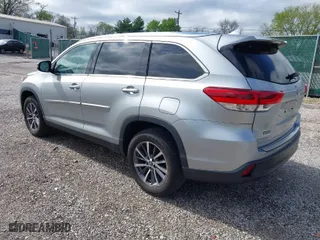 2019 Toyota Highlander SE with VIN 5TDKZRFH1KS556785, listed as a IAAI auction lot 41905657 with 52,681 mi miles. Bid and sale history available at carsss.com. Image 3.