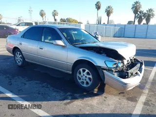 1999 Toyota Camry LE z VIN 4T1BF28K3XU931485, wystawiony jako IAAI lot #41413709 z przebiegiem 148 621 mil mil oraz . Historia ofert i sprzedaży dostępna na DreamBid. Obrazek 1.