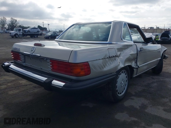 1988 Mercedes-Benz 560 with VIN WDBBA48D4JA080448, listed as a IAAI auction lot 40978039 with 40,237 mi miles. Bid and sale history available at carsss.com. Image 4.