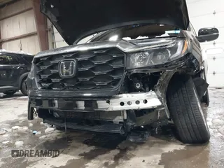 2025 Honda Passport EX-L z VIN 5FNYF8H54SB010454, wystawiony jako IAAI lot #41569333 z przebiegiem 4592 mil mil oraz . Historia ofert i sprzedaży dostępna na DreamBid. Obrazek 6.
