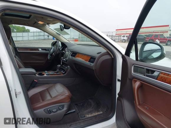 2012 Volkswagen Touareg Sport z VIN WVGEF9BP0CD006506, wystawiony jako IAAI lot #42355432 z przebiegiem 175 346 mil mil oraz . Historia ofert i sprzedaży dostępna na DreamBid. Obrazek 5.