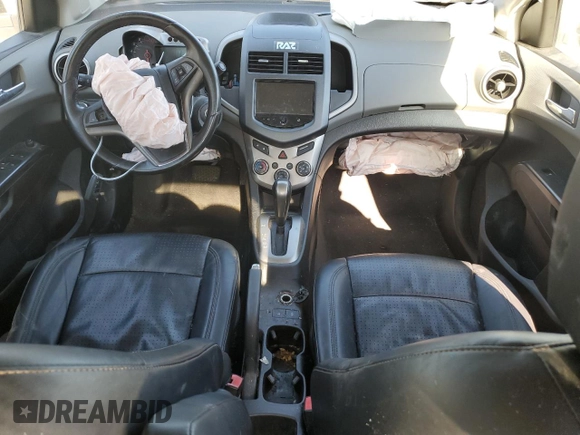 2013 Chevrolet Sonic LTZ z VIN 1G1JE5SH5D4121345, wystawiony jako Copart lot #83672124 z przebiegiem 109 428 mil mil oraz Szkoda całkowita • Salvage title. Historia ofert i sprzedaży dostępna na DreamBid. Obrazek 8.