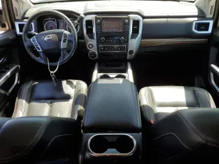 2017 Nissan Titan Pro-4X z VIN 1N6BA1F40HN559615, wystawiony jako Copart lot #57636455 z przebiegiem 99 803 mil mil oraz Szkoda całkowita • Salvage title. Historia ofert i sprzedaży dostępna na DreamBid. Obrazek 8.