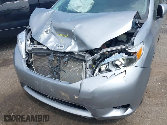 2012 Toyota Sienna XLE z VIN 5TDDK3DC5CS044692, wystawiony jako IAAI lot #42392574 z przebiegiem 185 242 mil mil oraz . Historia ofert i sprzedaży dostępna na DreamBid. Obrazek 6.